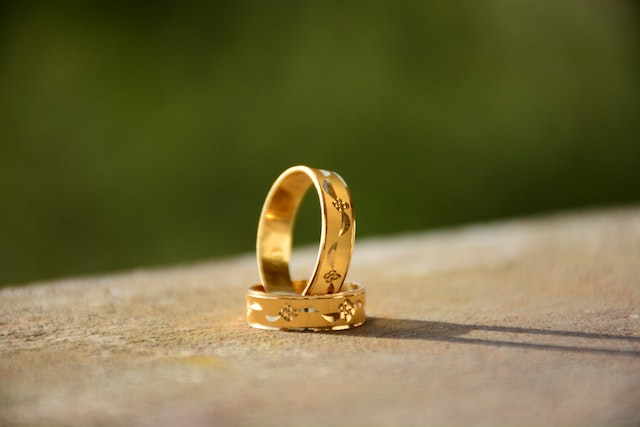 Schitterende gouden verlovingsringen: Een symbool van toewijding